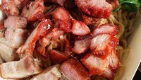 Bakmi babi ini disajikan dengan daging ayam kampung rebus dan daging babi panggang gurih. Potongan daging babinya tebal dan empuk juicy. Ditambah juga dengan bakso goreng babi yang kriuk renyah. Foto : instagram @ho_liaw