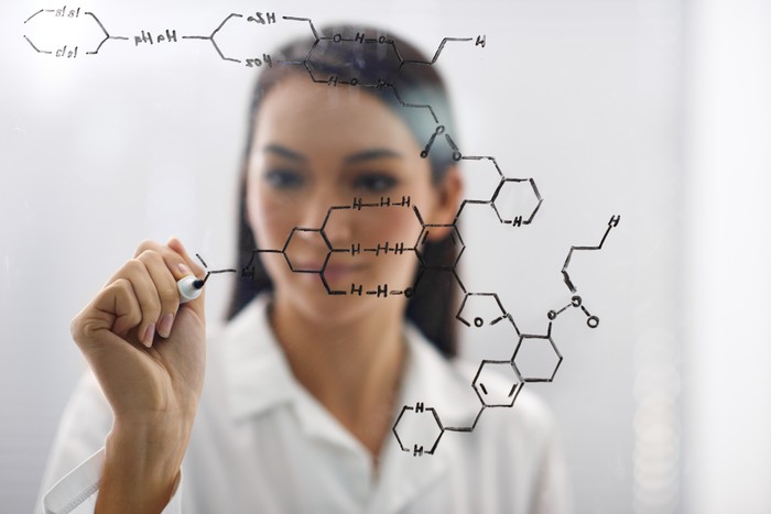 Cropped shot of a female scientist drawing up a moleculehttp://195.154.178.81/DATA/shoots/ic_783863.jpg