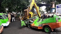 Diketahui sebanyak 30 angkot yang biasa mengaspal di Kota Bogor dihancurkan karena sudah tak layak beroperasi. Angkot yang dihancurkan akan diganti menjadi 10 bus.