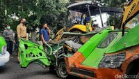 Bima Arya tampak meninjau langsung proses reduksi angkot tersebut. Dengan mengggunakan seragam PNS, Bima Arya menaiki kendaraan alat berat didampingi operator untuk turut menghancurkan angkota yang sudah tak layak beroperasi.