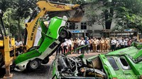 Bima Arya mengatakan, reduksi angkot merupakan salah satu program penataan transportasi di Kota Bogor. Sebagian angkot yang kini beroperasi di Kota akan dikonversi menjadi bis hasil program Buy The Service (BTS) bernama Buskita Transpakuan. Setiap 3 angkot di Kota Bogor akan diganti menjadi 1 bis. Sehingga dengan kehadiran 49 bis BTS, akan ada 147 angkot yang berhenti beroperasi.