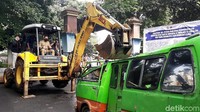 Wali Kota Bogor Bima Arya Sugiarto menghancurkan angkutan kota atau angkot yang sudah tak layak beroperasi di GOR Pajajaran, Senin (1/11/2021).