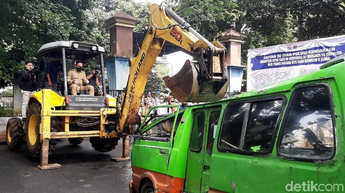 Wali Kota Bogor Bima Arya Sugiarto menghancurkan puluhan angkutan kota yang sudah tak layak operasi. Proses penghancuran itu dilakukan dengan alat berat.