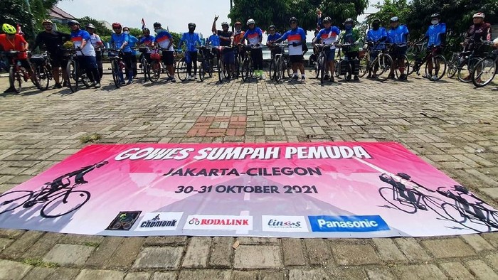 Komunitas pesepeda Cyclist LA32 gelar kegiatan gowes Jakarta-Cilegon dalam rangka memperingati Hari Sumpah Pemuda. Kegiatan itu digelar pada akhir pekan lalu.