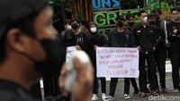 Mereka kompak mengenakan pakaian serba hitam.
