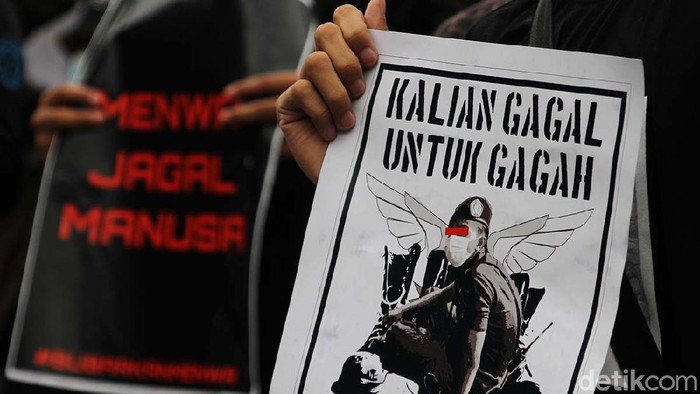 Buntut tewasnya seorang peserta diksar, Gilang Endi Saputra (21), sejumlah mahasiswa menggelar aksi di depan Rektorat UNS Solo. Mereka menuntut pembubaran Menwa UNS.