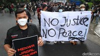 Bubarkan Menwa! Bubarkan Menwa! kata massa sambil berteriak.