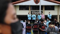 Salah satu orator menyebut pihak rektorat masih terkesan menutup-nutupi kasus tersebut. Massa mempertanyakan kelanjutan hasil autopsi yang sebelumnya sudah diungkap kepolisian.