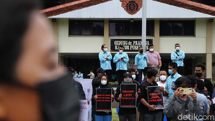 Buntut tewasnya seorang peserta diksar, Gilang Endi Saputra (21), sejumlah mahasiswa menggelar aksi di depan Rektorat UNS Solo. Mereka menuntut pembubaran Menwa UNS.