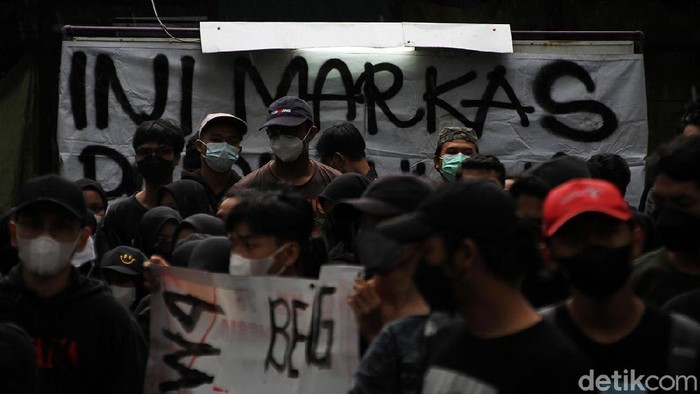 Buntut tewasnya seorang peserta diksar, Gilang Endi Saputra (21), sejumlah mahasiswa menggelar aksi di depan Rektorat UNS Solo. Mereka menuntut pembubaran Menwa UNS.