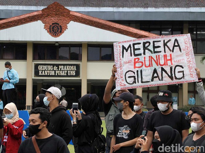 Buntut tewasnya seorang peserta diksar, Gilang Endi Saputra (21), sejumlah mahasiswa menggelar aksi di depan Rektorat UNS Solo. Mereka menuntut pembubaran Menwa UNS.