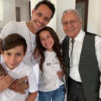 8. Max dan Emme Marible MuñizAnak selebriti lain yang mewarisi banyak uang dari orang tua kaya mereka adalah si kembar Max dan Emme. Anak-anak dari pernikahan Jennifer Lopez dan Marc Anthony itu diprediksi menerima $200 juta (Rp 2,8 triliunan) karena kesuksesan ayah dan ibunya di dunia hiburan. Foto: Instagram