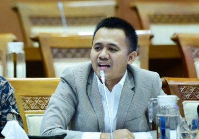 Harga minyak goreng naik dalam sepekan terakhir. Anggota Komisi VI DPR RI yang membidangi perdagangan, Mufti Anam, mendesak Kemendag untuk cepat dan tepat merespons masalah tersebut.