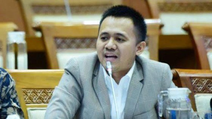 Harga minyak goreng naik dalam sepekan terakhir. Anggota Komisi VI DPR RI yang membidangi perdagangan, Mufti Anam, mendesak Kemendag untuk cepat dan tepat merespons masalah tersebut.