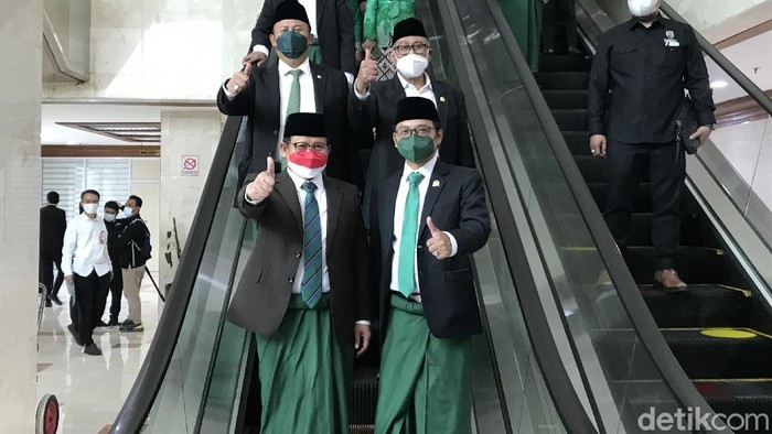 Anggota DPR RI Fraksi PKB bersarung (Rolando/detikcom).
