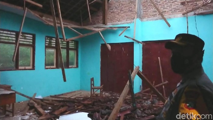 atap sekolah ambruk di trenggalek