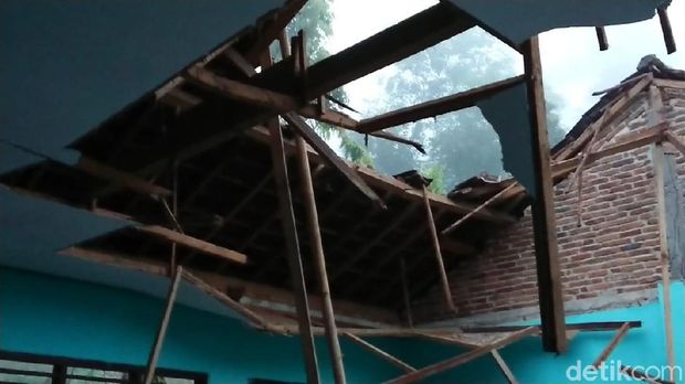 atap sekolah ambruk di trenggalek