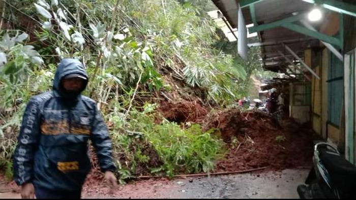 Banjir dan longsor kepung satu kecamatan di Cianjur