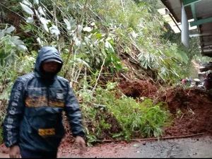 Tertimbun Longsor, Akses Menuju 4 Kecamatan di Cianjur Terputus