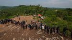 Kekompakan Suku Baduy Saat Menanam Padi