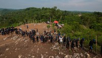 Begini suasana saat warga Suku Baduy Luar mengikuti tradisi Ngaseuk atau musim tanam di Desa Bojong Menteng, Lebak, Banten, Senin (1/11/2021).