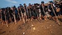 Warga Suku Baduy Luar mengikuti tradisi Ngaseuk atau musim tanam di Desa Bojong Menteng, Lebak, Banten, Senin (1/11/2021).