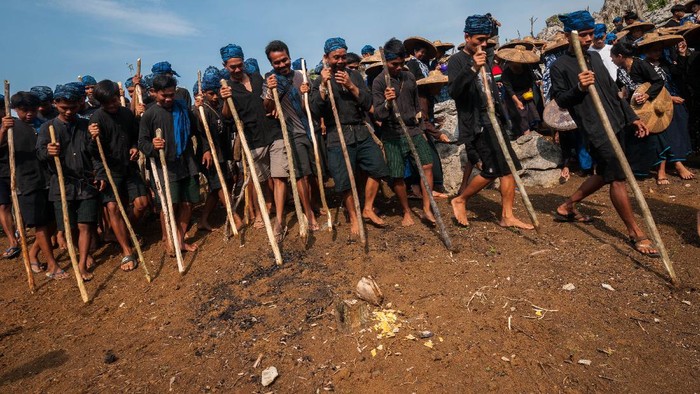 Begini Lho.. Tradisi Saat Suku Baduy Menanam Padi Warga Suku Baduy Luar mengikuti tradisi Ngaseuk. Tradisi Ngaseuk merupakan tradisi tahunan warga Suku Baduy untuk menanam padi huma dan palawija.