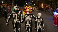 Seperti diketahui, akhir bulan Oktober populer dikenal sebagai waktunya perayaan Halloween. Pada saat itu, warga di berbagai negara dunia akan mengadakan pesta kostum yang tak cuma menyeramkan tetapi juga unik. AP Photo/Dieu-Nalio Chery.