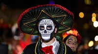 Parade kostum bertema Halloween pun diselenggarakan di kota New York, Amerika Serikat, pada Minggu (31/10/2021). Tampak sejumlah warga mengenakan kostum dengan tema menyeramkan untuk memeriahkan perayaan Halloween. AP Photo/Dieu-Nalio Chery.