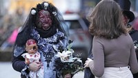 Tak cuma di Amerika Serikat, warga Jerman pun antusias memeriahkan perayaan Halloween dengan mengenakan kostum menyeramkan. AP Photo/Martin Meissner.