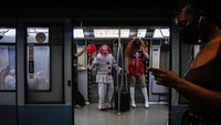 Di Chile warga yang mengenakan kostum bertema Halloween tampak mencuri perhatian para pengguna kereta bawah tanah saat menggunakan transportasi umum tersebut untuk ikut serta dalam perayaan Halloween di kawasan Santiago, Chile. AP Photo/Esteban Felix.