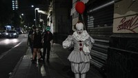 Seorang warga mengenakan kostum badut Pennywise, karakter badut menyeramkan dari film horor It saat ikut serta memeriahkan perayaan Halloween di Chile. AP Photo/Esteban Felix.