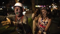 Di Israel, sejumlah warga tampak mengenakan kostum zombie yang semakin terlihat nyata dengan riasan wajah yang mendukung seperti ini. AP Photo/Ariel Schalit.
