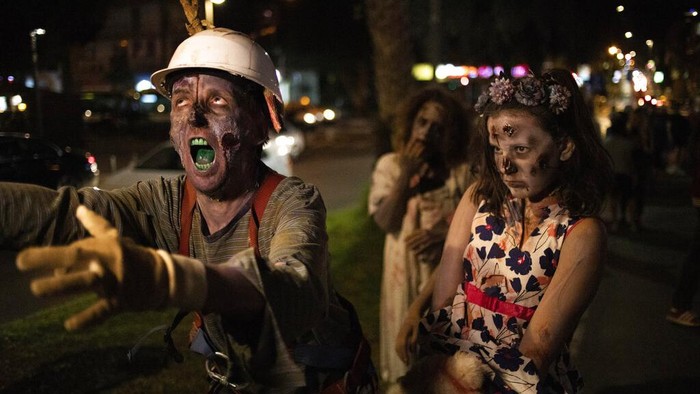 Warga di berbagai negara dunia turun ke jalan untuk memeriahkan perayaan Halloween. Mereka memakai beragam kostum yang tak cuma menyeramkan tapi juga unik.