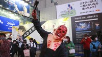 Perayaan Halloween juga tampak digelar semarak di kawasan Tokyo, Jepang. Tak sedikit warga yang wara-wiri di jalanan ibu kota Jepang itu dengan mengenakan kostum bertema Halloween. Bagaimana, kostum mana yang menurut kamu paling menyeramkan? AP Photo/Koji Sasahara.