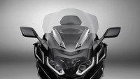 Selain itu BMW K-Series terbaru juga disebut memiliki fungsi “lampu depan adaptif” yang dapat berputar secara otomatis ketika berbelok sehingga penerangan lebih optimal. (BMW Motorrad)