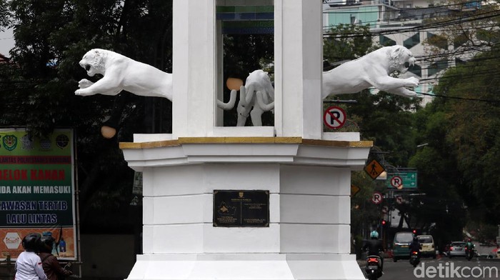 Tiga patung maung atau harimau yang ada di kawasan Bandung hilang. Diketahui, patung itu tak ada karena tengah diperbaiki petugas gegara rusak.