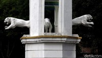 Tiga patung maung atau harimau yang ada di Tugu Maung yang berada di Kota Bandung tampak hilang. Dari penulusuran detikcom, Senin (1/11/2021), tiga patung yang hilang itu tersebar di tiga titik di antaranya persimpangan Jalan Aceh-Wastukencana, Jalan Aceh-Sumatera dan Jalan Citarum.