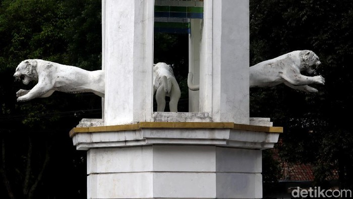 Bukan Hilang, Patung Maung di Kota Bandung Tak Ada Gegara Rusak Tiga patung maung atau harimau yang ada di kawasan Bandung hilang. Diketahui, patung itu tak ada karena tengah diperbaiki petugas gegara rusak.