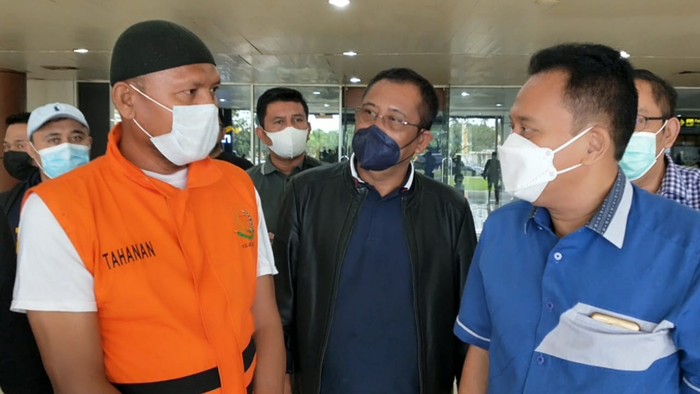 Mujiono (rompi oranye) saat ditangkap tim Kejati Riau (Raja Adil-detikcom)