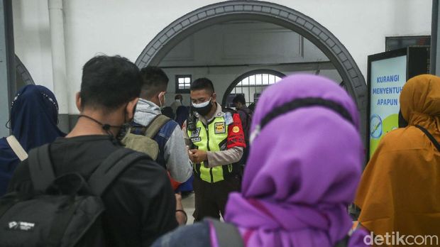 PT Kereta Api Indonesia (PT KAI) memberlakukan aturan terbaru untuk masyarakat yang akan bepergian menggunakan moda transportasi kereta api. Begini aturannya.