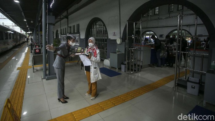 PT Kereta Api Indonesia (PT KAI) memberlakukan aturan terbaru untuk masyarakat yang akan bepergian menggunakan moda transportasi kereta api. Begini aturannya.