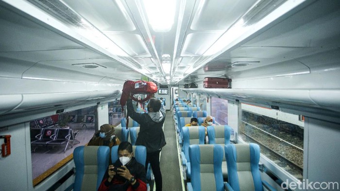 PT Kereta Api Indonesia (PT KAI) memberlakukan aturan terbaru untuk masyarakat yang akan bepergian menggunakan moda transportasi kereta api. Begini aturannya.