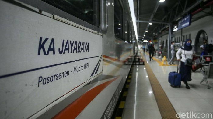 Catat! Ini Aturan Terbaru Naik Kereta Api PT Kereta Api Indonesia (PT KAI) memberlakukan aturan terbaru untuk masyarakat yang akan bepergian menggunakan moda transportasi kereta api. Begini aturannya.