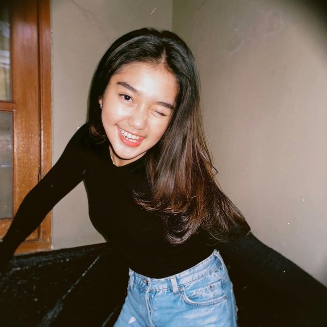 Karena kabar yang turut membawa namanya itu, Chika jadi mendapat banyak permintaan klarifikasi dari netizen. Tak hanya itu saja, tak sedikit yang juga mencibir aksi Chika yang tak kunjung memberi klarifikasi. Foto: Instagram Chandrika Chika