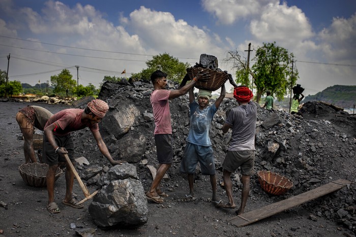 Climate India Developing Nations Coal Buruh angkut batu bara beraktifitas di pertambangan Dhanbad, negara bagian Jharkand, (24/9). Meski dituding tak ramah lingkungan, batu bara tempat bergantung jutaan tenaga kerja.