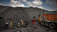 Buruh angkut batu bara di pertambangan Dhanbad, negara bagian Jharkand, (24/9). Meski tidak ramah lingkungan, batu bara menyerap jutaan tenaga kerja. Fakta tersebut menjadi dilema bagi para kepala pemerintahan yang sedang berkumpul dalam konferensi iklim di Skotlandia.