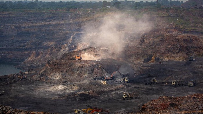 Buruh angkut batu bara beraktifitas di pertambangan Dhanbad, negara bagian Jharkand, (24/9). Meski dituding tak ramah lingkungan, batu bara tempat bergantung jutaan tenaga kerja.