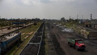 Truk mengangkut batu bara ke dalam kereta barang, tak jauh dari kawasan pertambangan di  Jharkhand, Sunday, Sept. 26, 2021.  (AP Photo/Altaf Qadri)