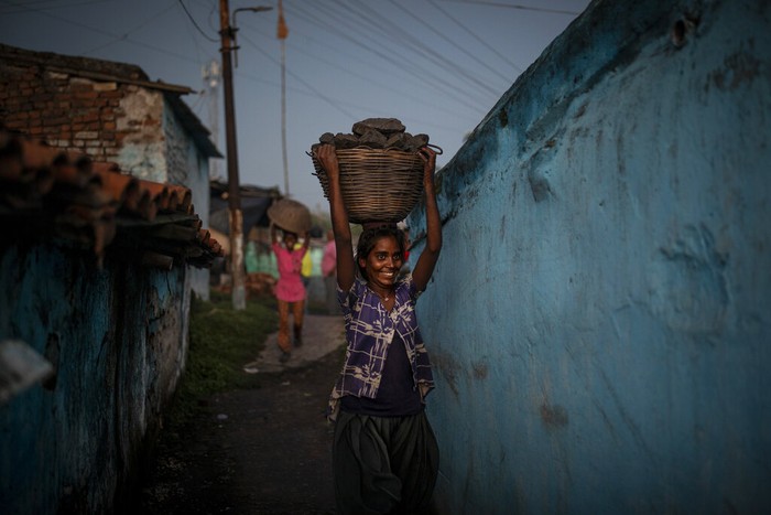 Climate India Developing Nations Coal Buruh angkut batu bara beraktifitas di pertambangan Dhanbad, negara bagian Jharkand, (24/9). Meski dituding tak ramah lingkungan, batu bara tempat bergantung jutaan tenaga kerja.